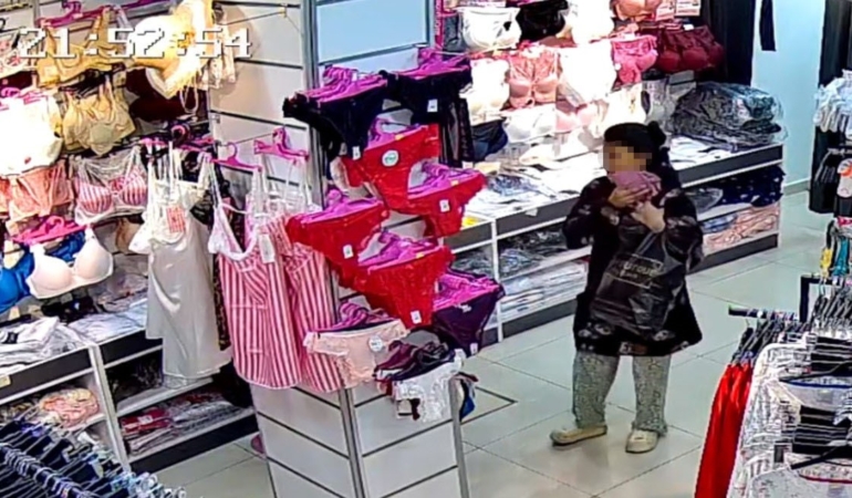 İç çamaşırı hırsızlığı kamerada: Gülerek girdiler, çalarak çıktılar