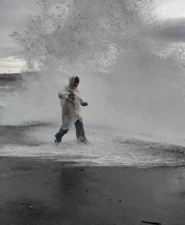 Şiddetli lodosa aldırış etmeden fotoğraf yarışına girdiler