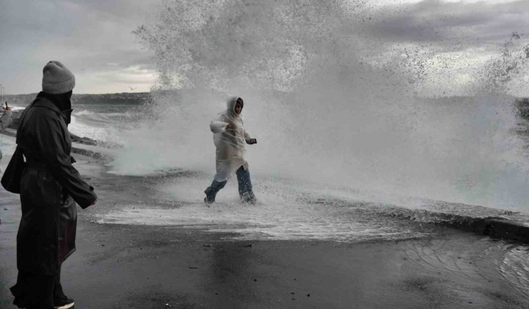 Şiddetli lodosa aldırış etmeden fotoğraf yarışına girdiler