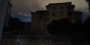 İnegöl’de şiddetli lodos çatıları uçurdu, araçlar zarar gördü