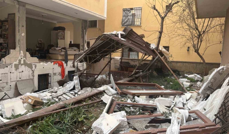 Ataşehir’de doğal gaz patlamasında sokak savaş alanına döndü: 1 yaralı