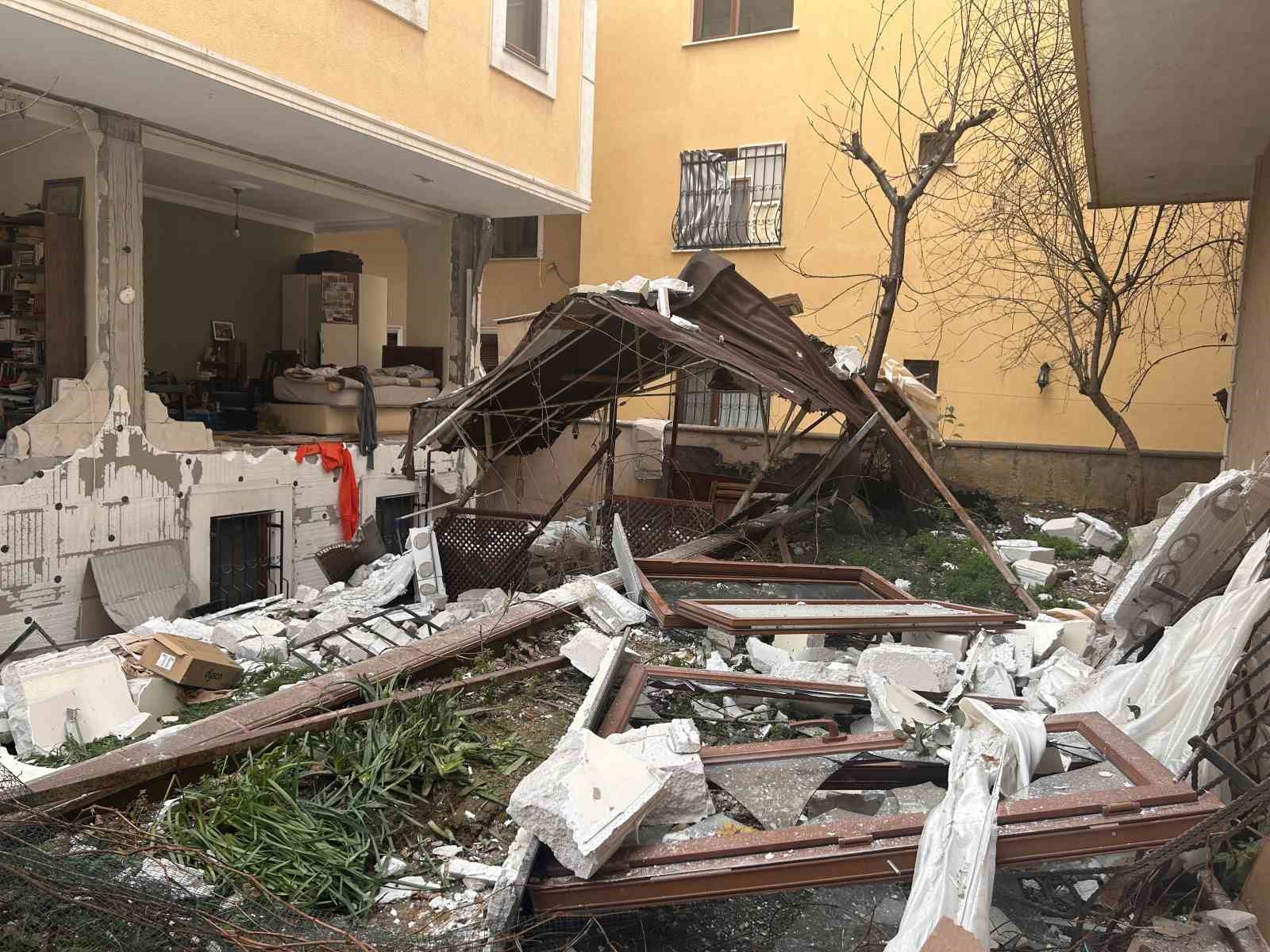 Ataşehir’de doğal gaz patlamasında sokak savaş alanına döndü: 1 yaralı