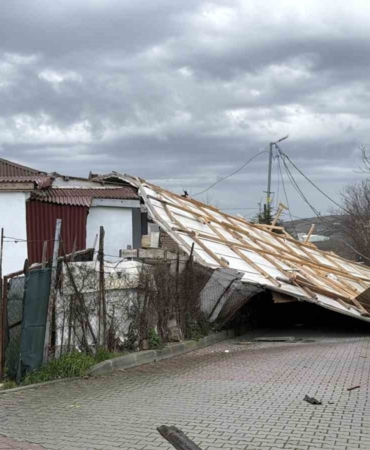 Arnavutköy’de çatı 30 metre uçarak başka evin üzerine düştü