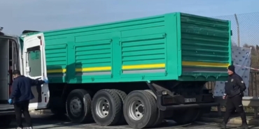 Arıza yapan kamyonu tamir ederken kabinin altında kalarak can verdi