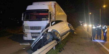 Otomobil bariyerlerde 15 metre sürüklenerek tıra çarptı: 4 yaralı