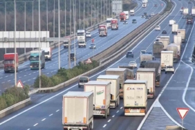 Kuzey Marmara Otoyolu’nda tırların lodosla imtihanı