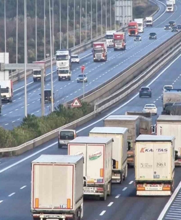 Kuzey Marmara Otoyolu’nda tırların lodosla imtihanı