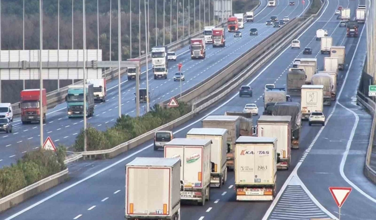 Kuzey Marmara Otoyolu’nda tırların lodosla imtihanı
