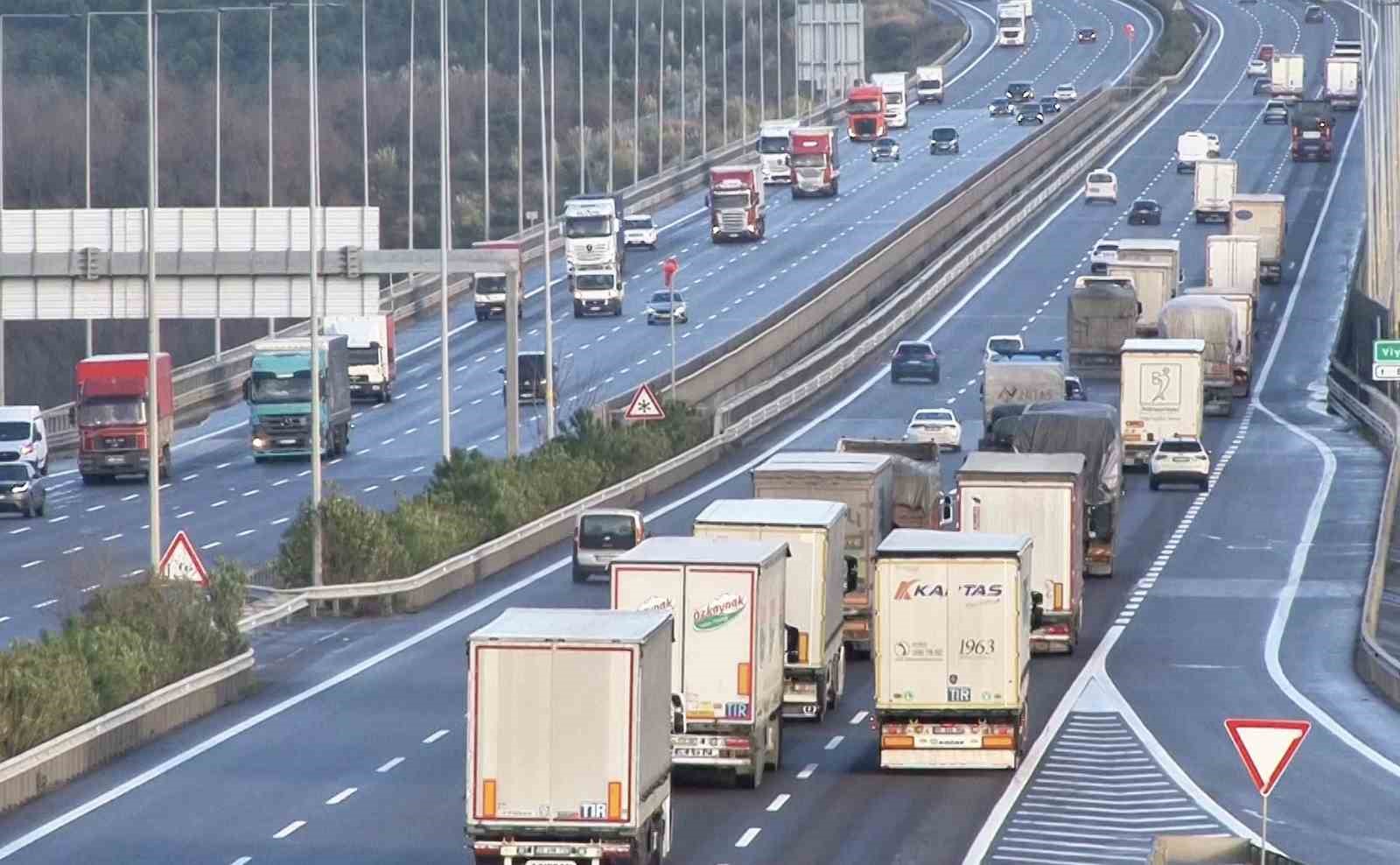 Kuzey Marmara Otoyolu’nda tırların lodosla imtihanı