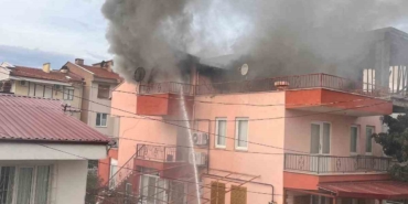 Yaşlı adam alevlerin arasında çıkarıldı