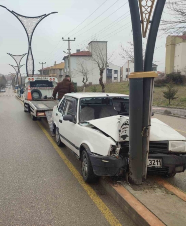 Keşan’da aydınlatma direğine çarpan otomobildeki 2 kişi yaralandı