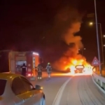Seyir halindeki otomobil alev topuna döndü: Aracının yanışını çaresizce izledi