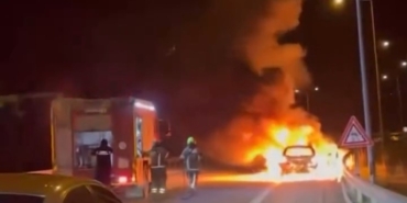 Seyir halindeki otomobil alev topuna döndü: Aracının yanışını çaresizce izledi