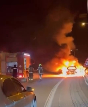 Seyir halindeki otomobil alev topuna döndü: Aracının yanışını çaresizce izledi