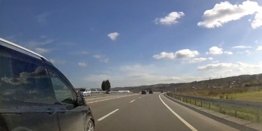 Şerit ihlali yaparak aracı silme geçti: Kazaya davetiye çıkaran sürücü canları hiçe saydı