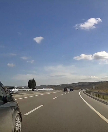 Şerit ihlali yaparak aracı silme geçti: Kazaya davetiye çıkaran sürücü canları hiçe saydı