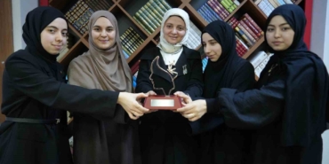 İzmitli kız öğrenciler Arapça münazarada dünya ikincisi oldu