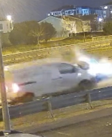 Alkollü sürücünün kullandığı araç bariyere ok gibi saplandı... O anlar kamerada