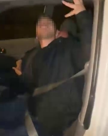 Aracına çarpan 3 kişiyi kendinden geçmiş halde gördü, o anları kayda aldı