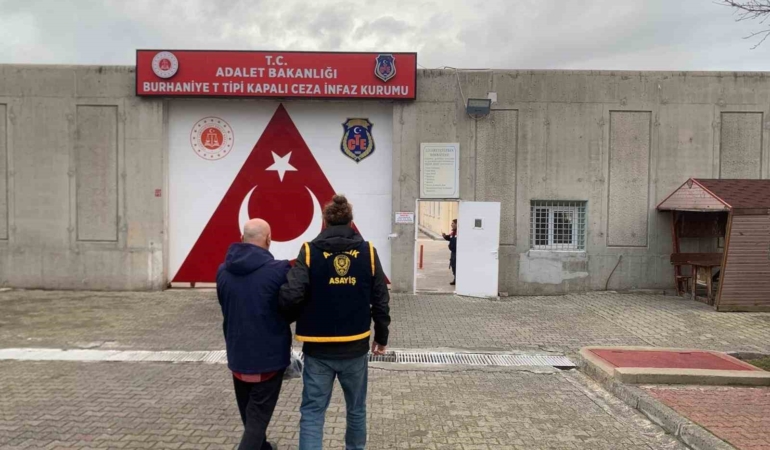 Ayvalık’ta kendisini Emniyet Müdürü olarak tanıtan şahsa operasyon