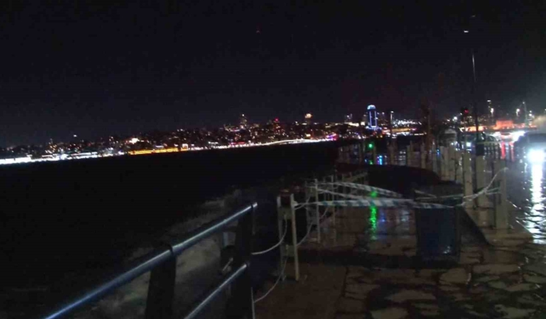 Üsküdar Sahili’nde dev dalgalar oluştu