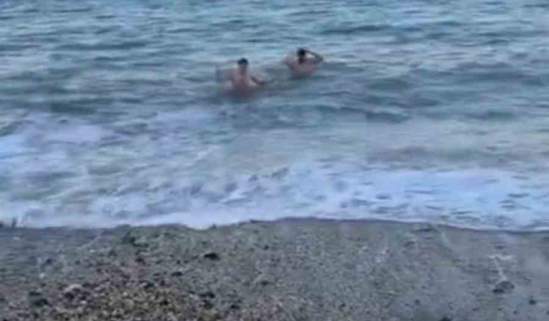 Bursa’da dondurucu soğukta deniz keyfi