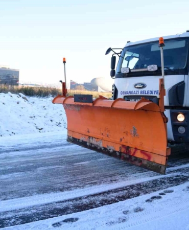 Osmangazi Belediyesi ekipleri tuzlama çalışmalarını sürdürüyor