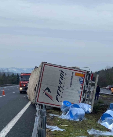 Refüje çarparak yan yatan tırın sürücüsü yaralandı