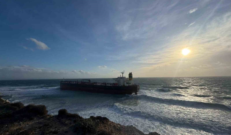 Bozcaada’da karaya oturan tanker 12 gün sonra kurtarıldı