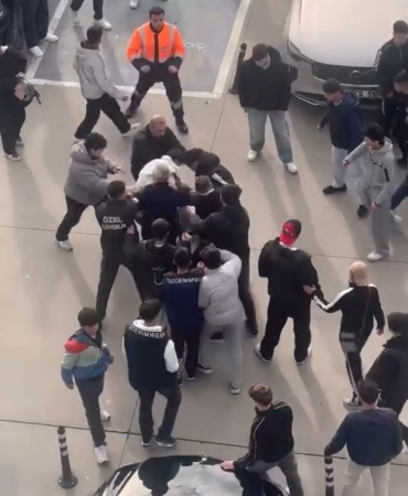 Bursa’da gençler birbirine girdi