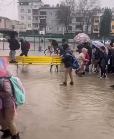 Sel ve fırtınada mahsur kalan öğrenciler için banklardan köprü