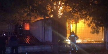 Bursa Minareliçavuş OSB’de kimyasal kaplama fabrikasında yangın çıktı. Olay yerine sevk edilen ekiplerin yangına müdahalesi sürüyor.