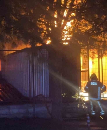 Bursa Minareliçavuş OSB’de kimyasal kaplama fabrikasında yangın çıktı. Olay yerine sevk edilen ekiplerin yangına müdahalesi sürüyor.