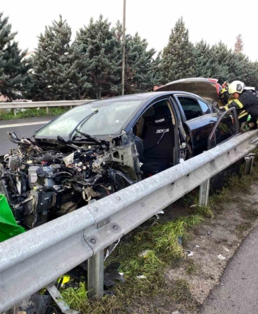TEM’de otomobilin çarptığı bariyer yerinden söküldü: 1 yaralı