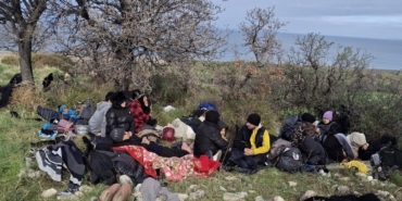 Ayvacık’ta 39 kaçak göçmen ile 1 göçmen kaçakçısı şüphelisi yakalandı