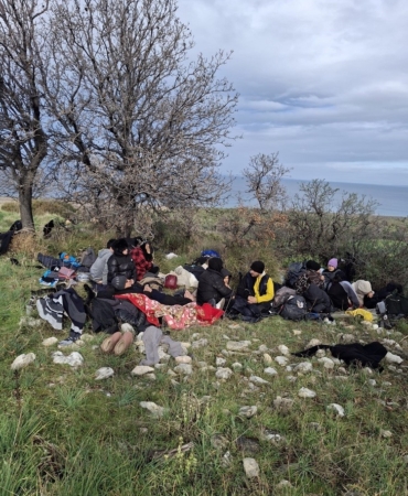 Ayvacık’ta 39 kaçak göçmen ile 1 göçmen kaçakçısı şüphelisi yakalandı