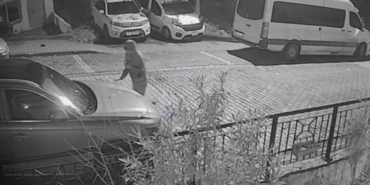 Başakşehir’de gece yarısı levyeli saldırı: Park halindeki aracı parçaladı