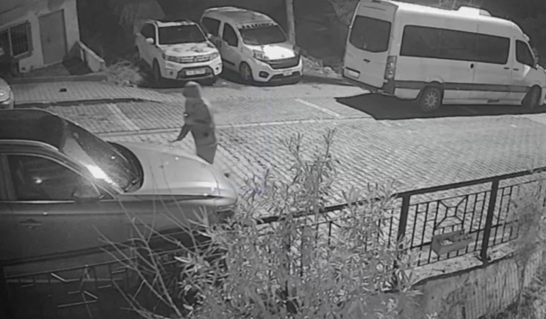 Başakşehir’de gece yarısı levyeli saldırı: Park halindeki aracı parçaladı