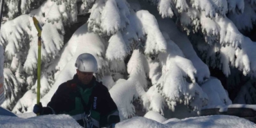 Uludağ’da beline kadar kara gömülen ekiplerin zorlu mesaisi