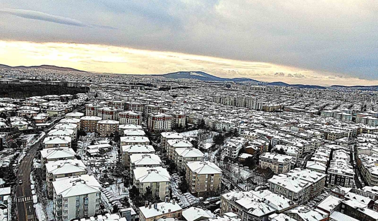 İstanbul’un yüksek kesimleri beyaza büründü