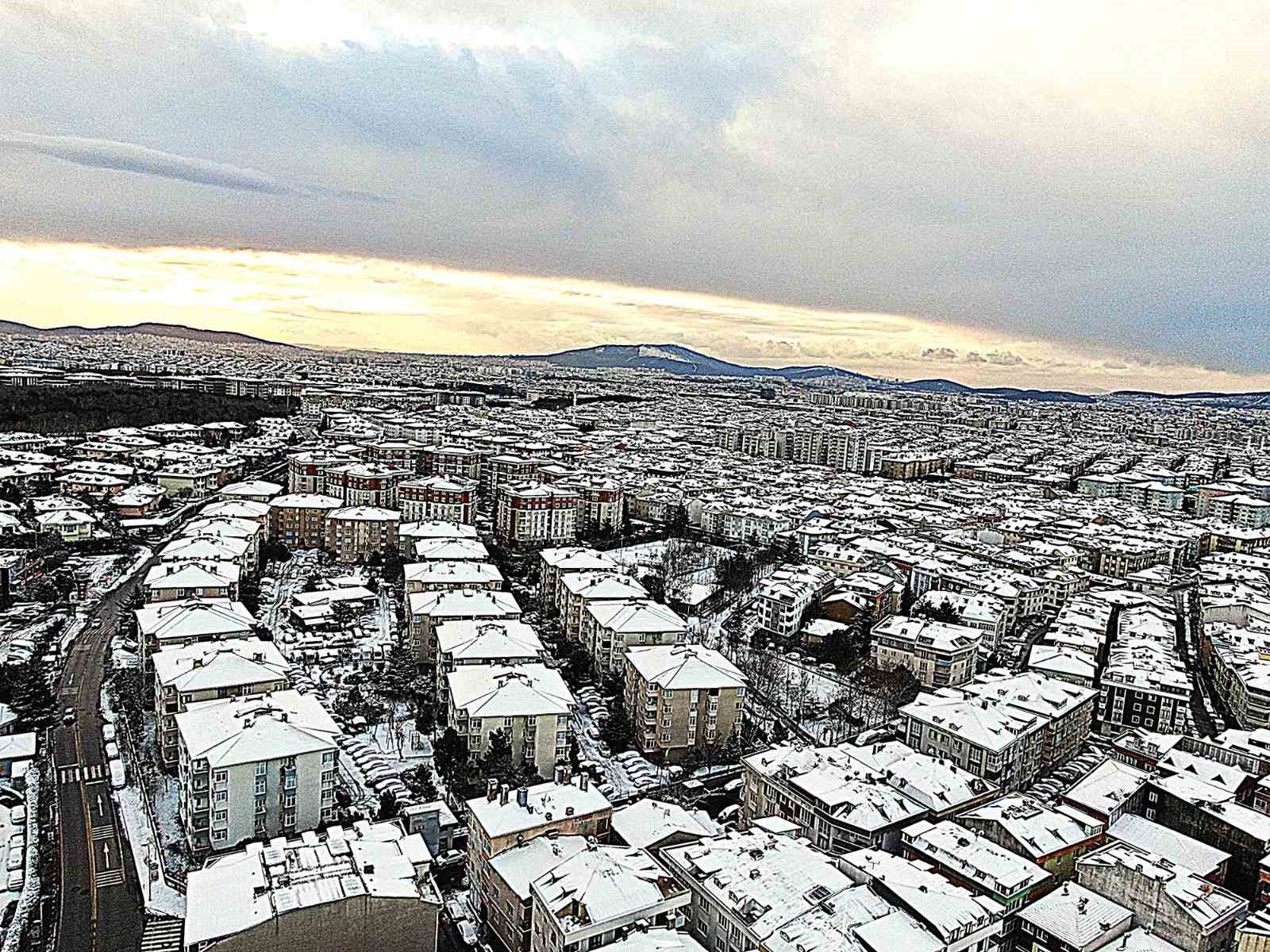 İstanbul’un yüksek kesimleri beyaza büründü