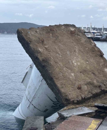 Sarıyer’deki şiddetli fırtına deniz fenerini devirdi