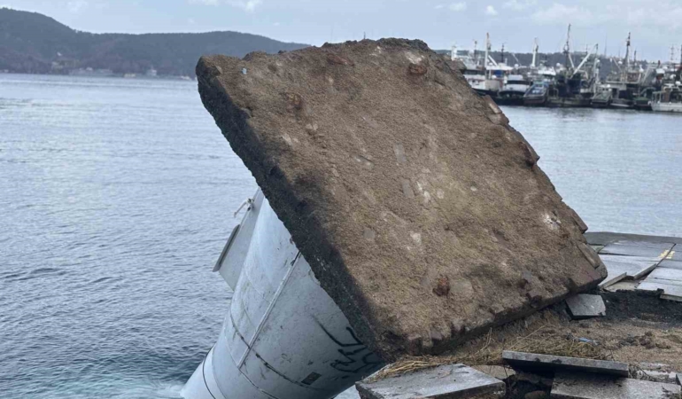 Sarıyer’deki şiddetli fırtına deniz fenerini devirdi