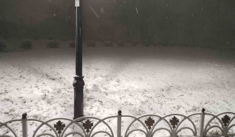 İstanbul Anadolu Yakası’nda kar yağışı etkisini arttırdı