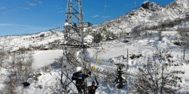 Çoruh EDAŞ, yoğun kar yağışında kesintisiz enerji için sahada