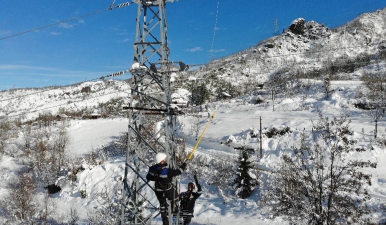 Çoruh EDAŞ, yoğun kar yağışında kesintisiz enerji için sahada