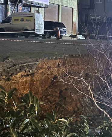 Sultanbeyli’de istinat duvarı aracın üzerine çöktü