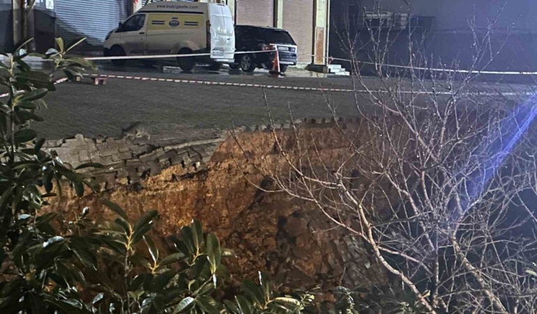 Sultanbeyli’de istinat duvarı aracın üzerine çöktü