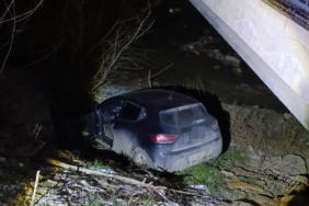 Otomobil dereye uçtu, sürücü yaralandı