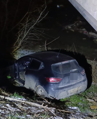 Otomobil dereye uçtu, sürücü yaralandı